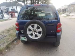 A picture of Jeep liberty 2005 untampered engine and gear chilling a c