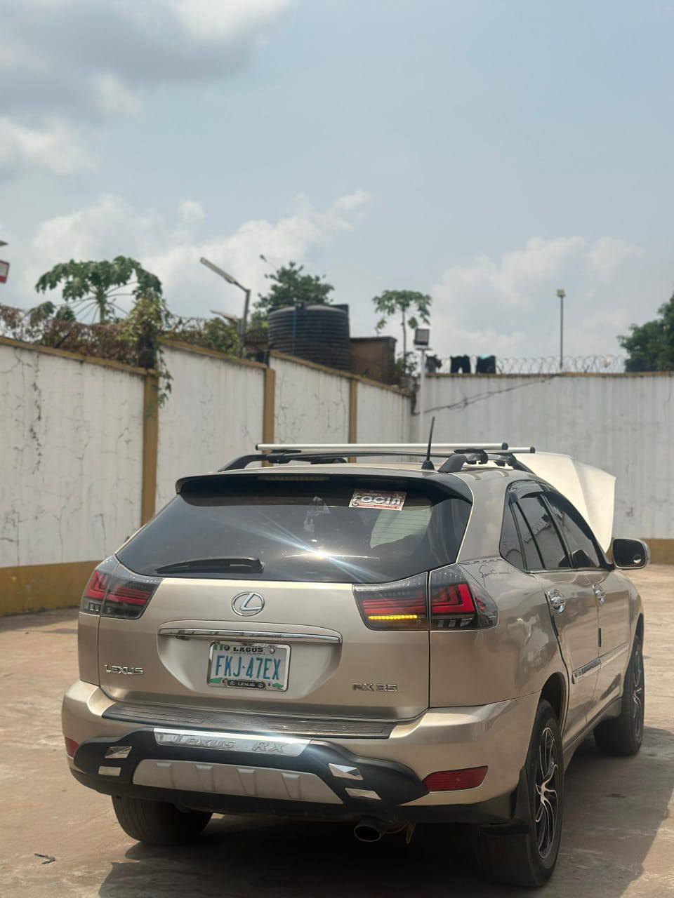 A picture of Lexus rx330 Everything is intact and working perfectly well 8
