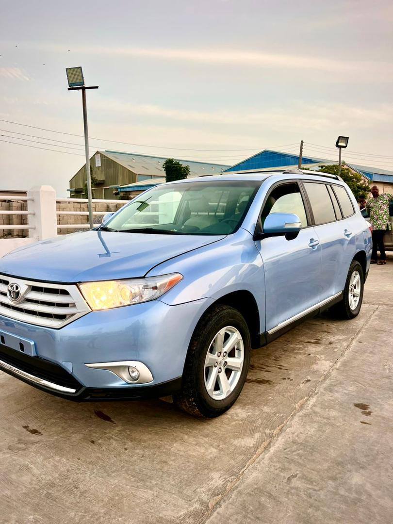 A picture of Super Clean upgraded Toyota Highlander 2012 model