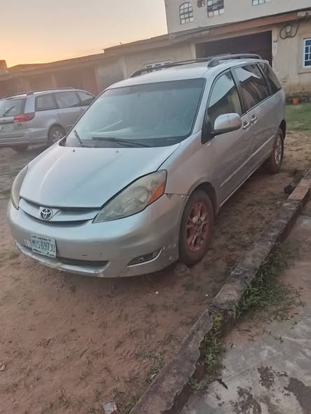 A picture of Toyota Sienna 2006