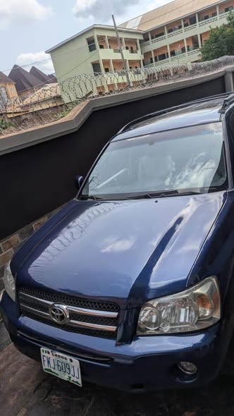 A picture of 2005 3 seater Toyota Highlander