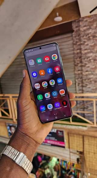 A picture of Samsung galaxy S20ultra 5G slightly cracked