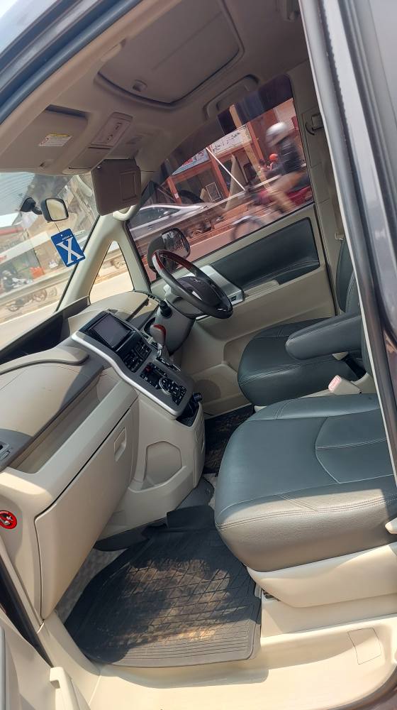 A picture of TOYOTA NOAH
