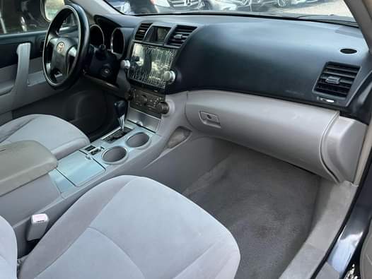 A picture of 2009 upgraded to 2012 Toyota Highlander 9 9m net price