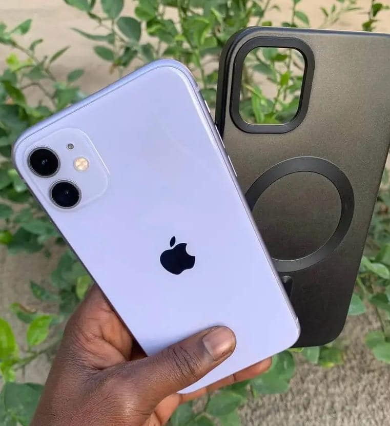 A picture of I phone 11 plain. 128gb Clean face id Latest ios