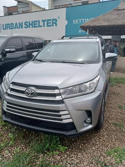 A picture of TOYOTA HIGHLANDER