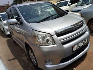 A picture of TOYOTA NOAH