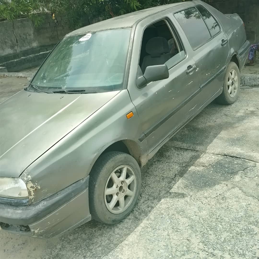 A picture of Volkswagen vento 08123451380