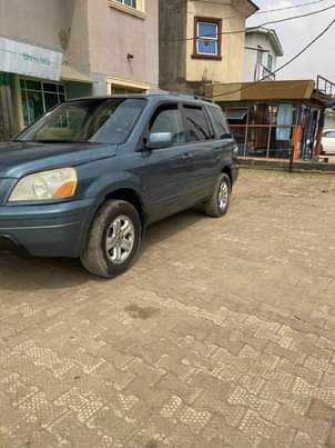 A picture of 2004 Honda pilot 2004