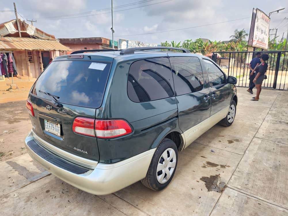 A picture of Toyota Sienna 2002