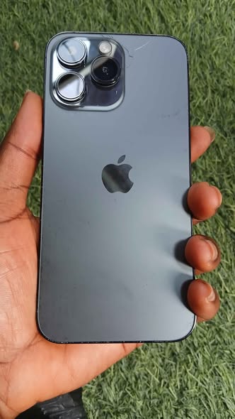 A picture of IPhone 14 pro maxs 256gb no change part small cracks