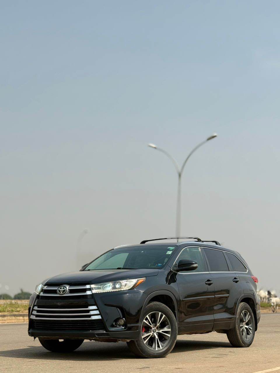 A picture of MINT REGISTERED 2017 TOYOTA HIGHLANDER XLE WITH SUNROOF REVERSE CAMERA
