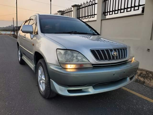 A picture of TOYOTA HARRIER OLD MODEL
