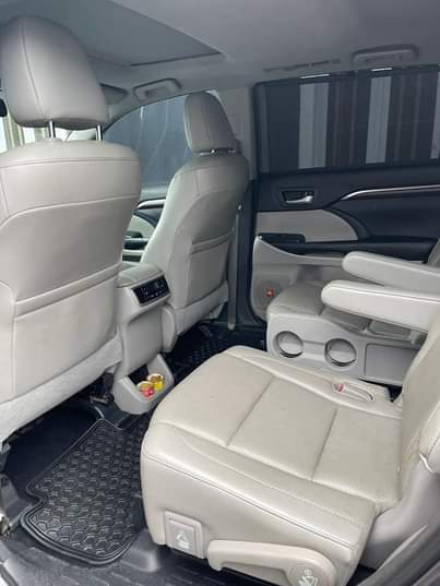A picture of Neatly used Toyota Highlander 2015 limited edition complete first body