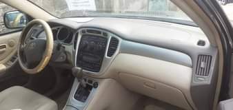 A picture of 05 Toyota Highlander on 3 seat row that should be