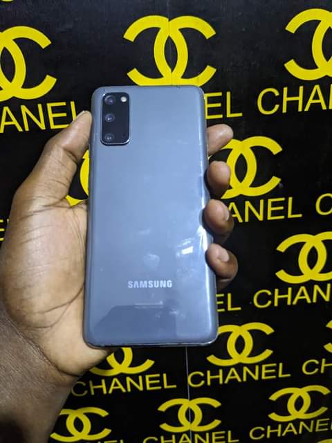 A picture of Samsung s20
