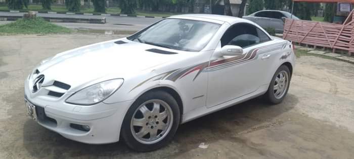 A picture of Benz slk 200 2009 model 100 first body Car is