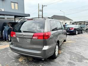 A picture of Distress sales Direct tokubor Toyota Camry 2014model Toyota Sienna 2005model