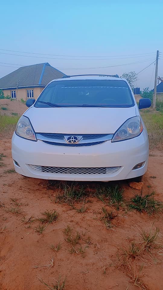 A picture of Toyota sienna05 with good engine and jeer