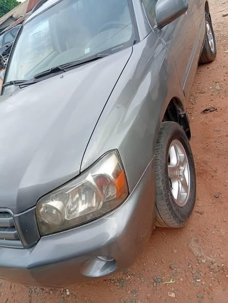 A picture of 2004 Toyota highlander