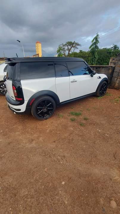 A picture of Mini Cooper 2010 model..................08039788759