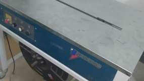 A picture of NAUZA STRAPPING MACHINE HII NI KUAJIRI YA KUFUNGIA PARCEL NI