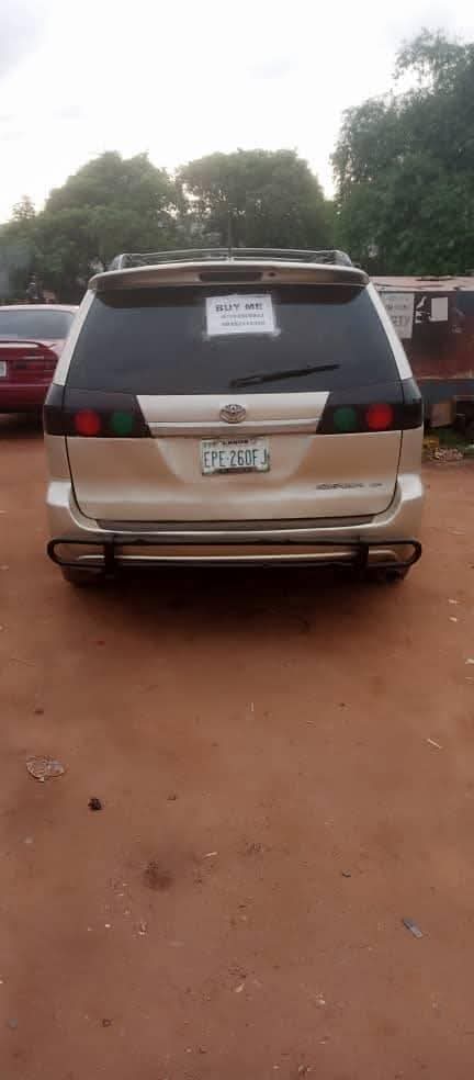 A picture of 2005 Toyota sienna