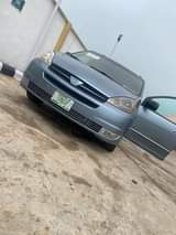 A picture of Clean and sharp 2005 Toyota siena clean oven baked buy