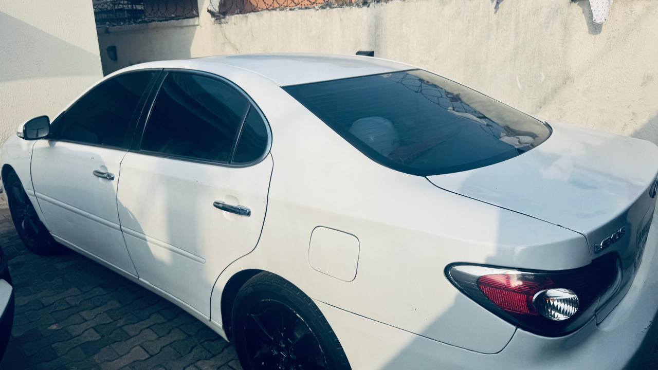 A picture of Lexus Es300