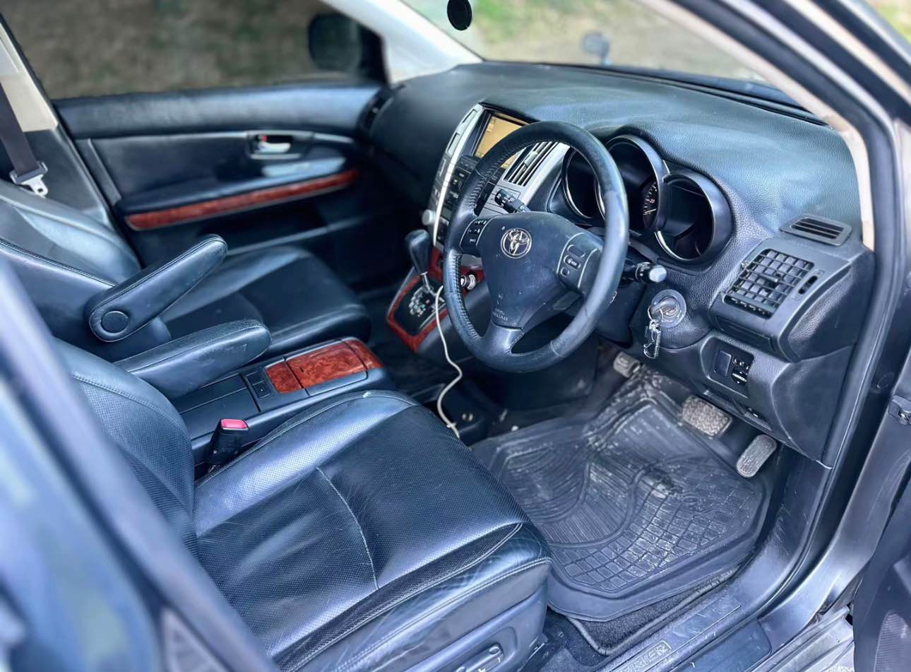A picture of SUBARU FORESTER CROSSPORT 13 7M TOYOTA HARRIER BEI 23 7M