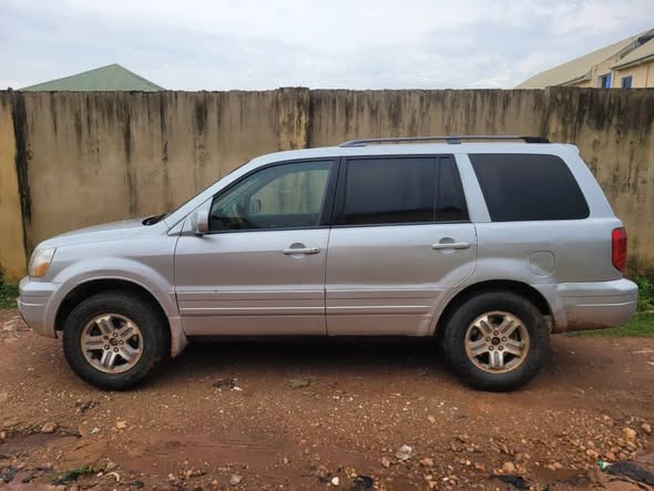 A picture of Honda pilot 2005