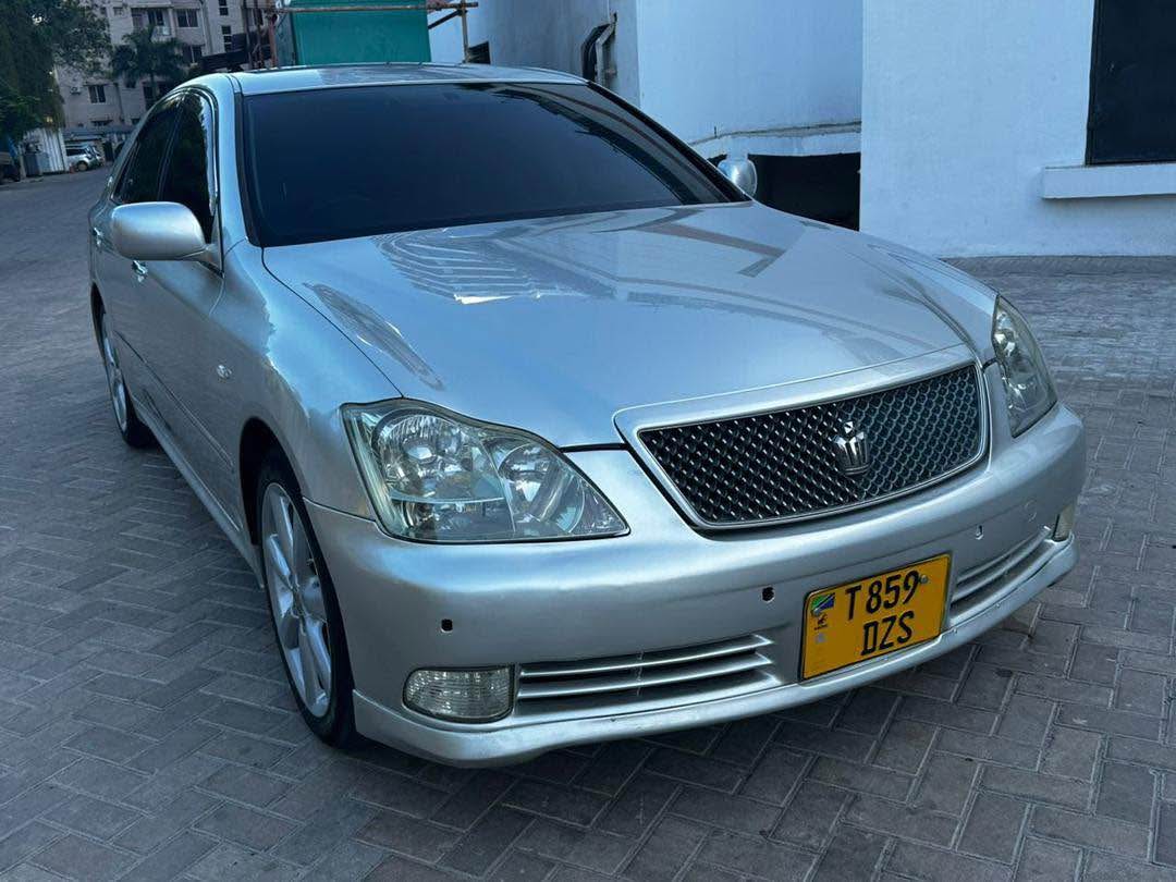 A picture of TOYOTA CROWN