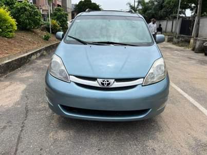 A picture of Toyota Sienna 2009