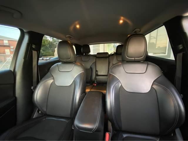 A picture of 2019 Jeep Cherokee 4 4