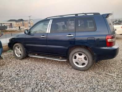A picture of DISTRESS SALE NOW Extremely super sharp 04 Toyota highlander 3seater
