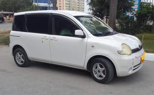A picture of Toyota Sienta