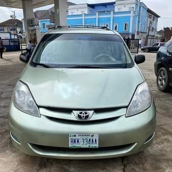 A picture of  clean Toyota Sienna 2007 Please come with your mechanic