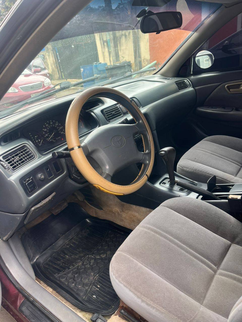 A picture of Toyota Camry tini light. Engine and gear perfect. A C