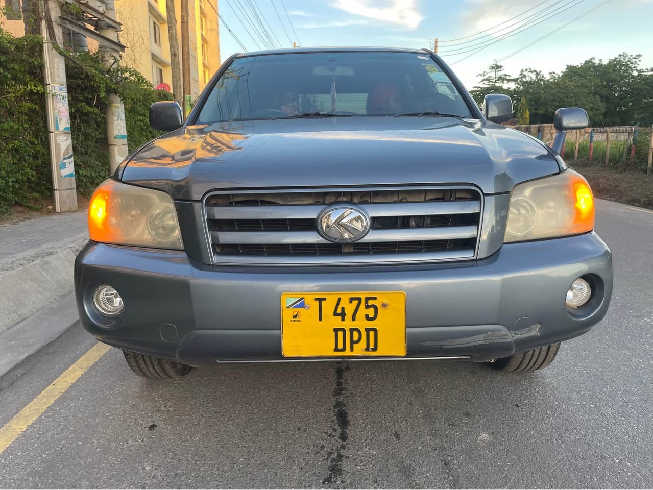 A picture of  TOYOTA KLUGER FOR SALE Details Year 2005 Engine 2AZ