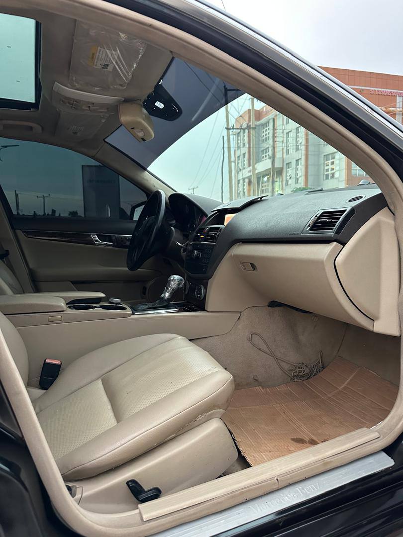 A picture of Mercedes Benz C300 2009 Black