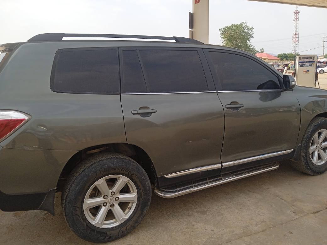 A picture of Distress sales Toyota Highlander 2009 upgraded to 2013 modern