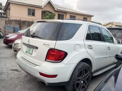 A picture of 2009 ML 350 clean Nigerian use Automatic folding mirror and