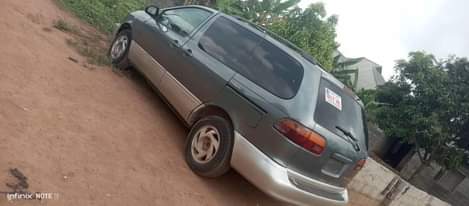 A picture of 2000 Toyota Sienna pure first body