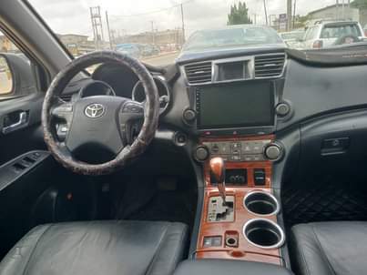 A picture of 2010 Toyota Highlander untempered Engine and gear factory fitted AC