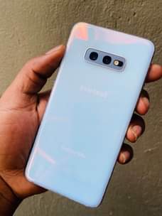 A picture of Samsung s10e