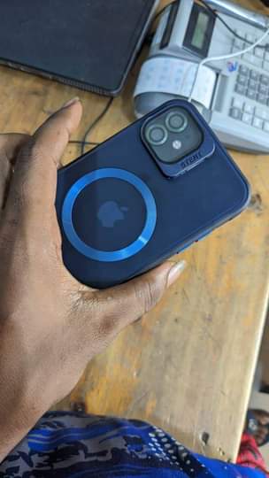 A picture of Iphone 11 gb 128