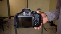 A picture of Leo ni mwendo wa offer tuu camera Canon d2000 lenz