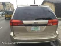 A picture of Toyota Sienna 2004