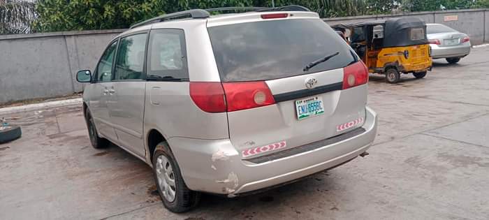 A picture of Toyota sienna
