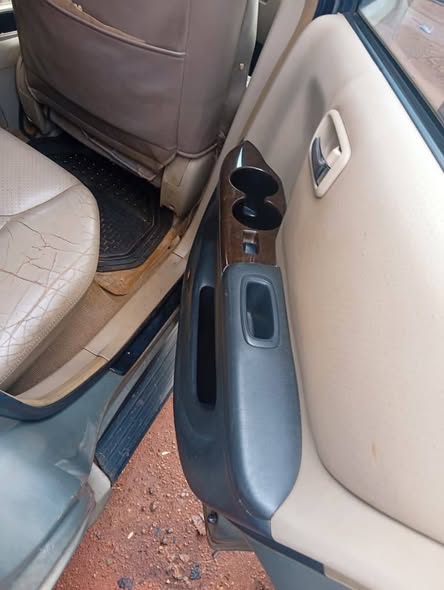 A picture of First Body 2004 TOYOTA HIGHLANDER